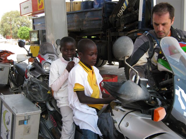 criancas na moto